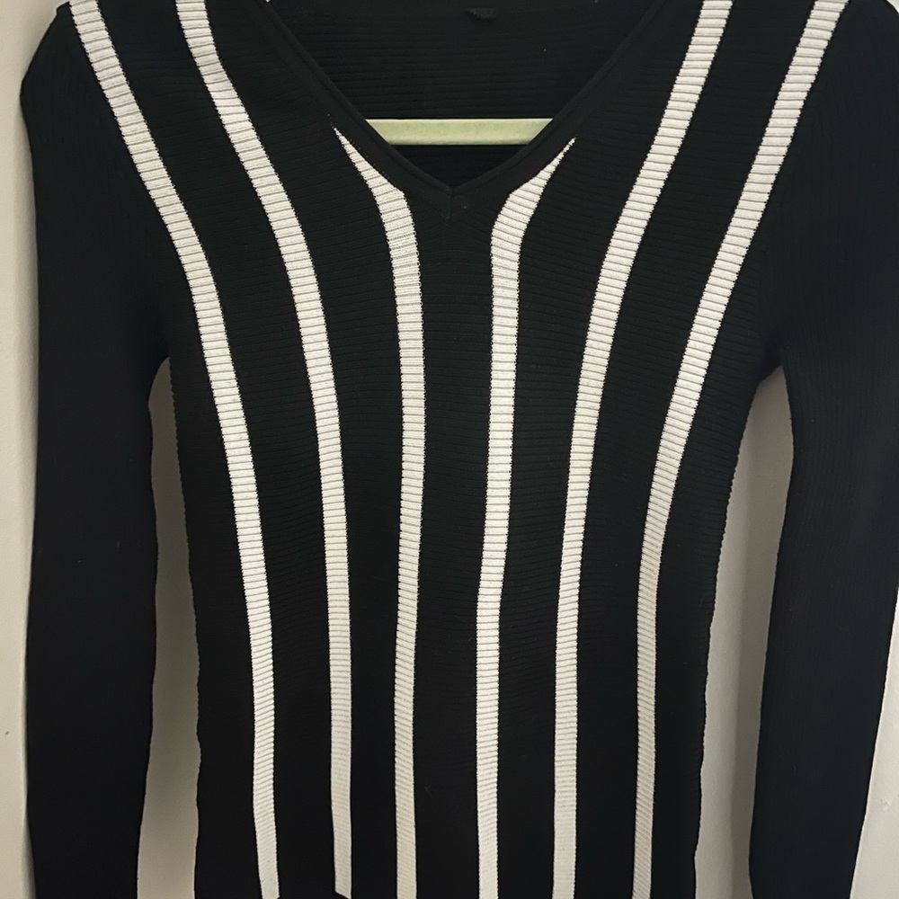 V-Neck B&W Long sleeve striped sweater